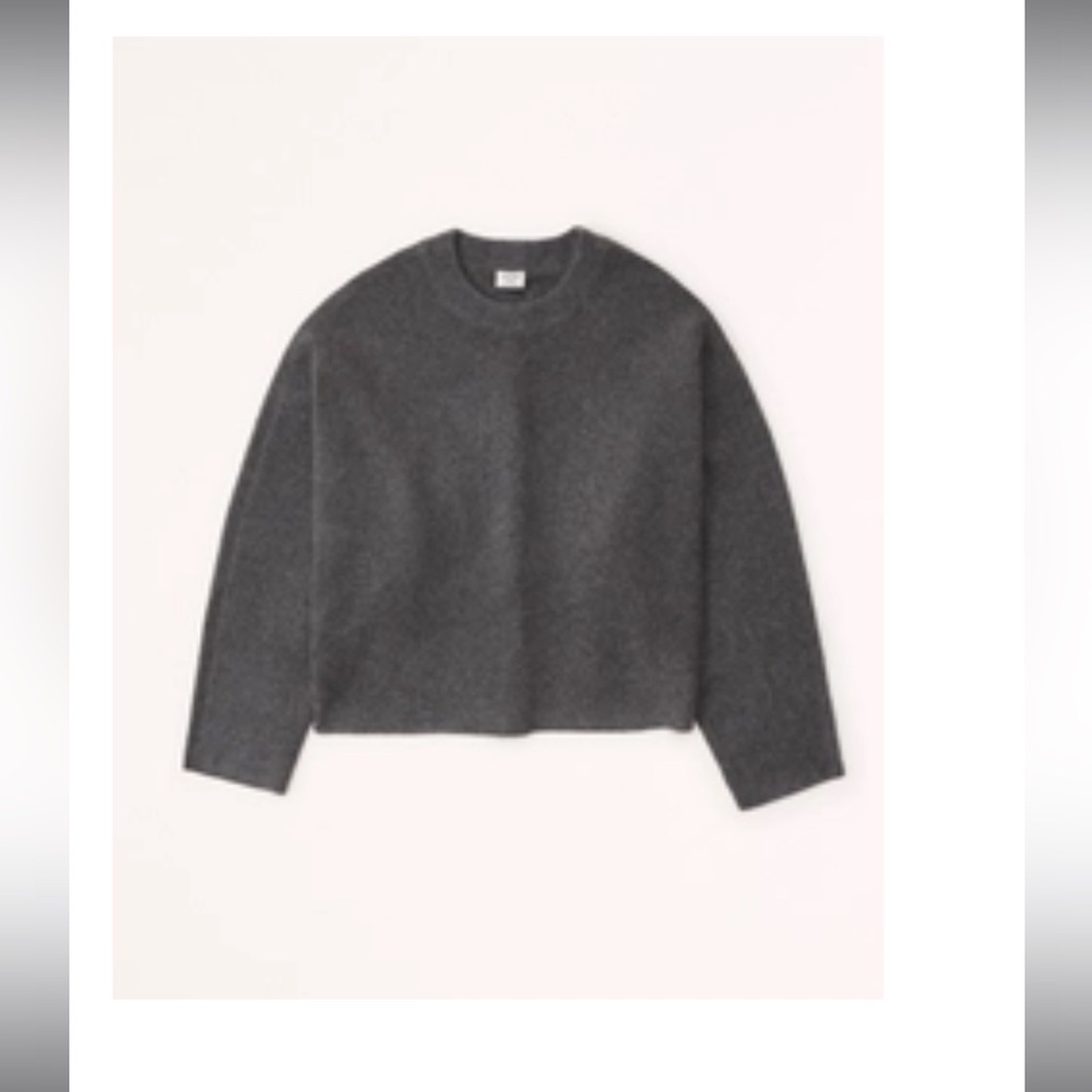 Women's
Crew Dolman Sweater
Size: DARK GREY S